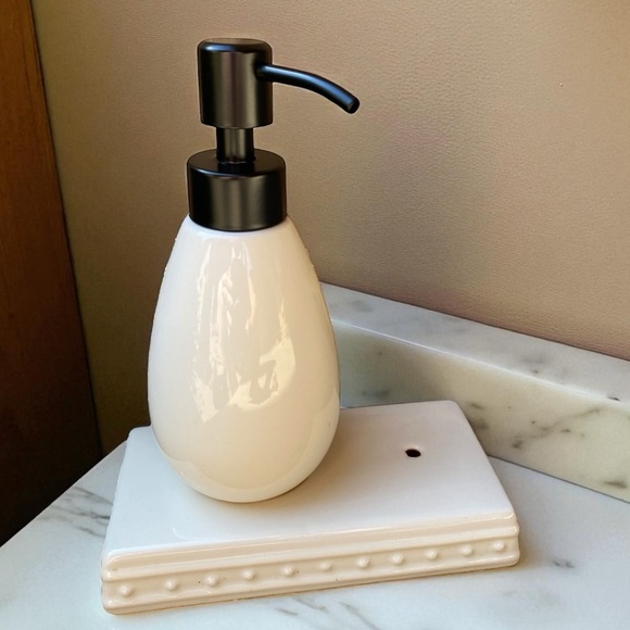 Nora Fleming Soap Dispenser WITH NEW PUMP - Picture 1 of 16